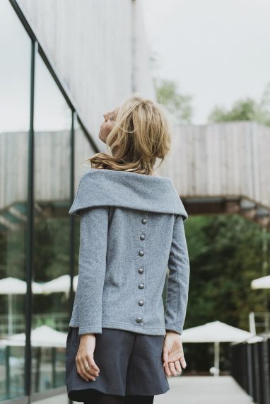 Fall sweater in grey wool with buttons OPEN SHOULDERS